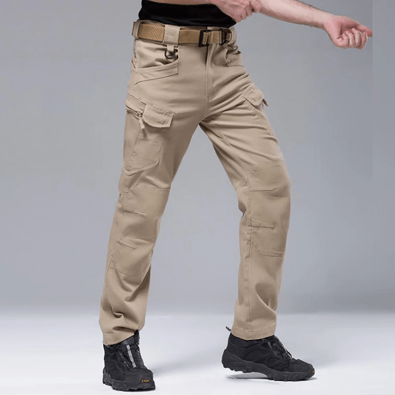 "Taktiska herrbyxor i khaki/svart/grön bomull, flera fickor, ergonomisk design, perfekt för utomhusäventyr."