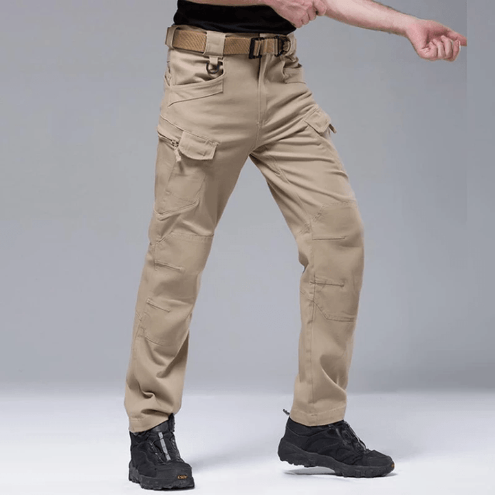 "Taktiska herrbyxor i khaki/svart/grön bomull, flera fickor, ergonomisk design, perfekt för utomhusäventyr."