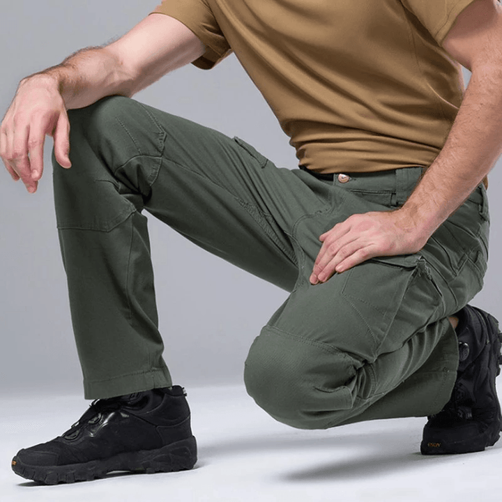 "Taktiska herrbyxor i khaki/svart/grön bomull, flera fickor, ergonomisk design, perfekt för utomhusäventyr."