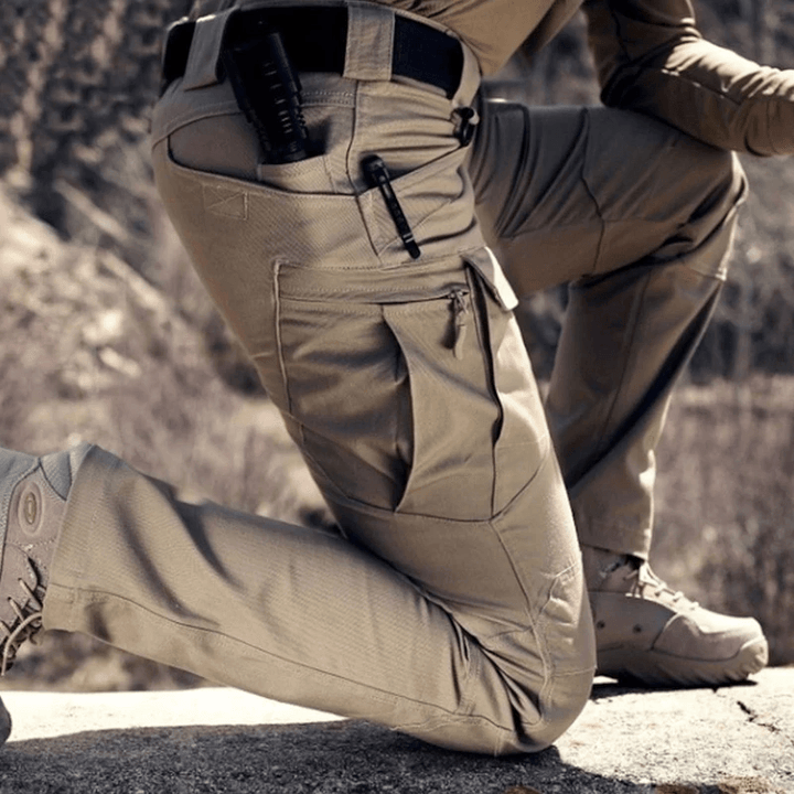 "Taktiska herrbyxor i khaki/svart/grön bomull, flera fickor, ergonomisk design, perfekt för utomhusäventyr."