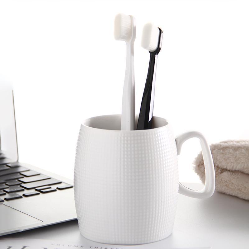 "Tandborste med 10 000 mjuka borsthår, minimal design och halkfritt ergonomiskt handtag för skonsam rengöring."