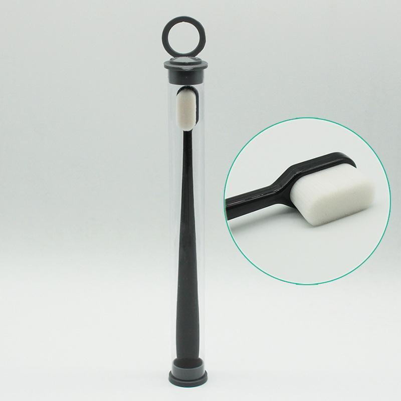 "Tandborste med 10 000 mjuka borsthår, minimal design och halkfritt ergonomiskt handtag för skonsam rengöring."