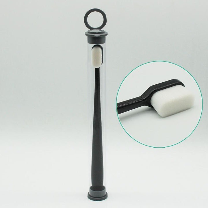 "Tandborste med 10 000 mjuka borsthår, minimal design och halkfritt ergonomiskt handtag för skonsam rengöring."