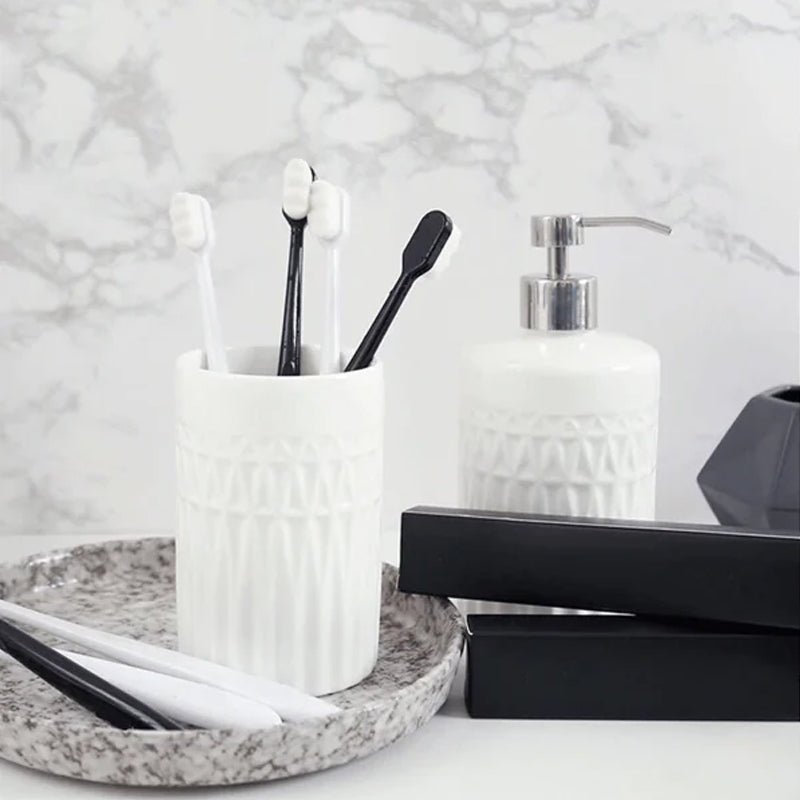 "Tandborste med 10 000 mjuka borsthår, minimal design och halkfritt ergonomiskt handtag för skonsam rengöring."