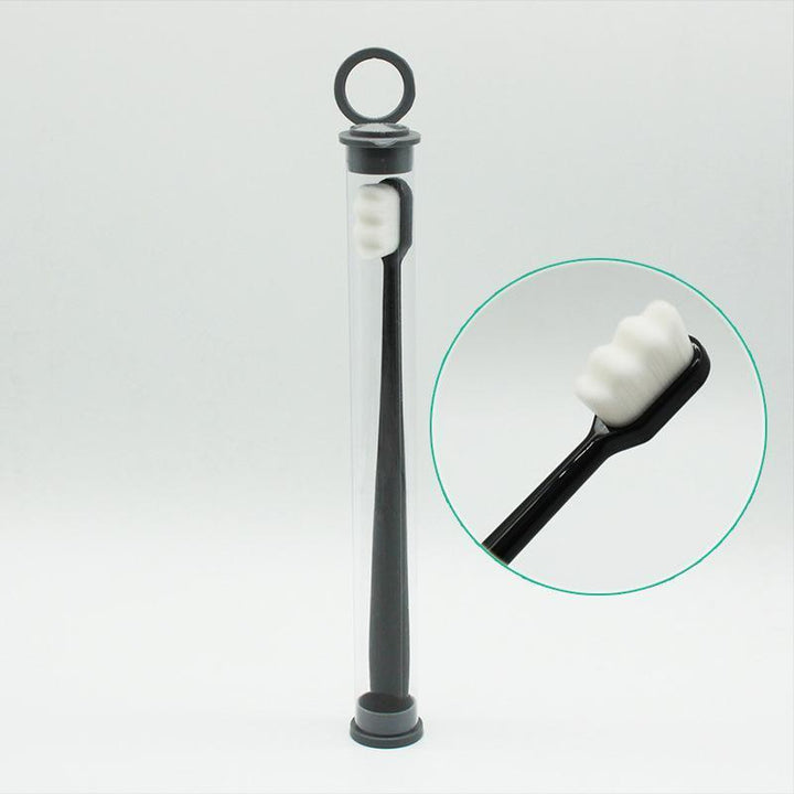 "Tandborste med 10 000 mjuka borsthår, minimal design och halkfritt ergonomiskt handtag för skonsam rengöring."