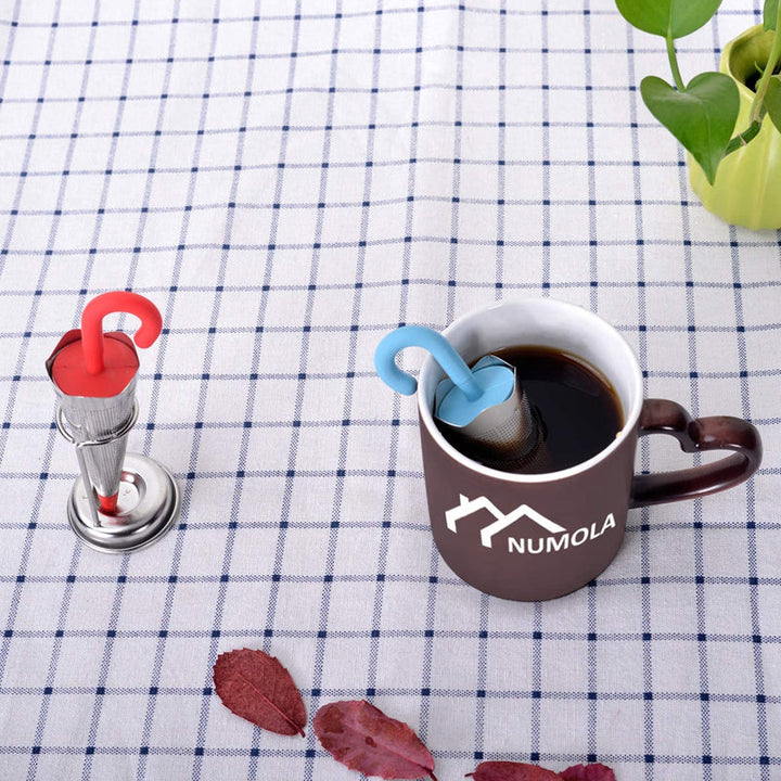 Teinfuser i paraplyform av rostfritt stål med lekfull design, i grönt, rött, grått eller blått, perfekt för tebryggning.