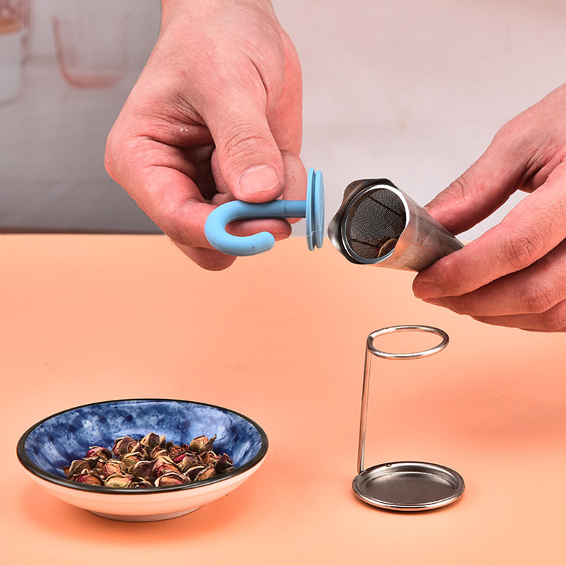 Teinfuser i paraplyform av rostfritt stål med lekfull design, i grönt, rött, grått eller blått, perfekt för tebryggning.
