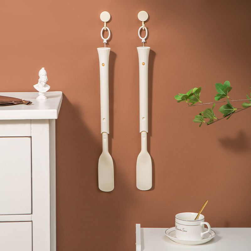 "Teleskopiskt justerbart skohorn för kvinnor i aluminium, delbart för enkel förvaring, erbjuder bekväm skovård."