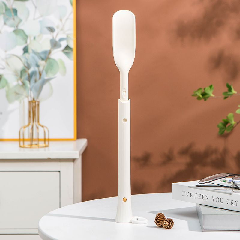 "Teleskopiskt justerbart skohorn för kvinnor i aluminium, delbart för enkel förvaring, erbjuder bekväm skovård."