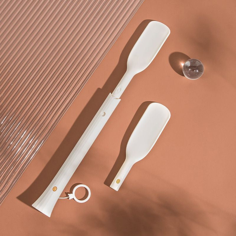 "Teleskopiskt justerbart skohorn för kvinnor i aluminium, delbart för enkel förvaring, erbjuder bekväm skovård."