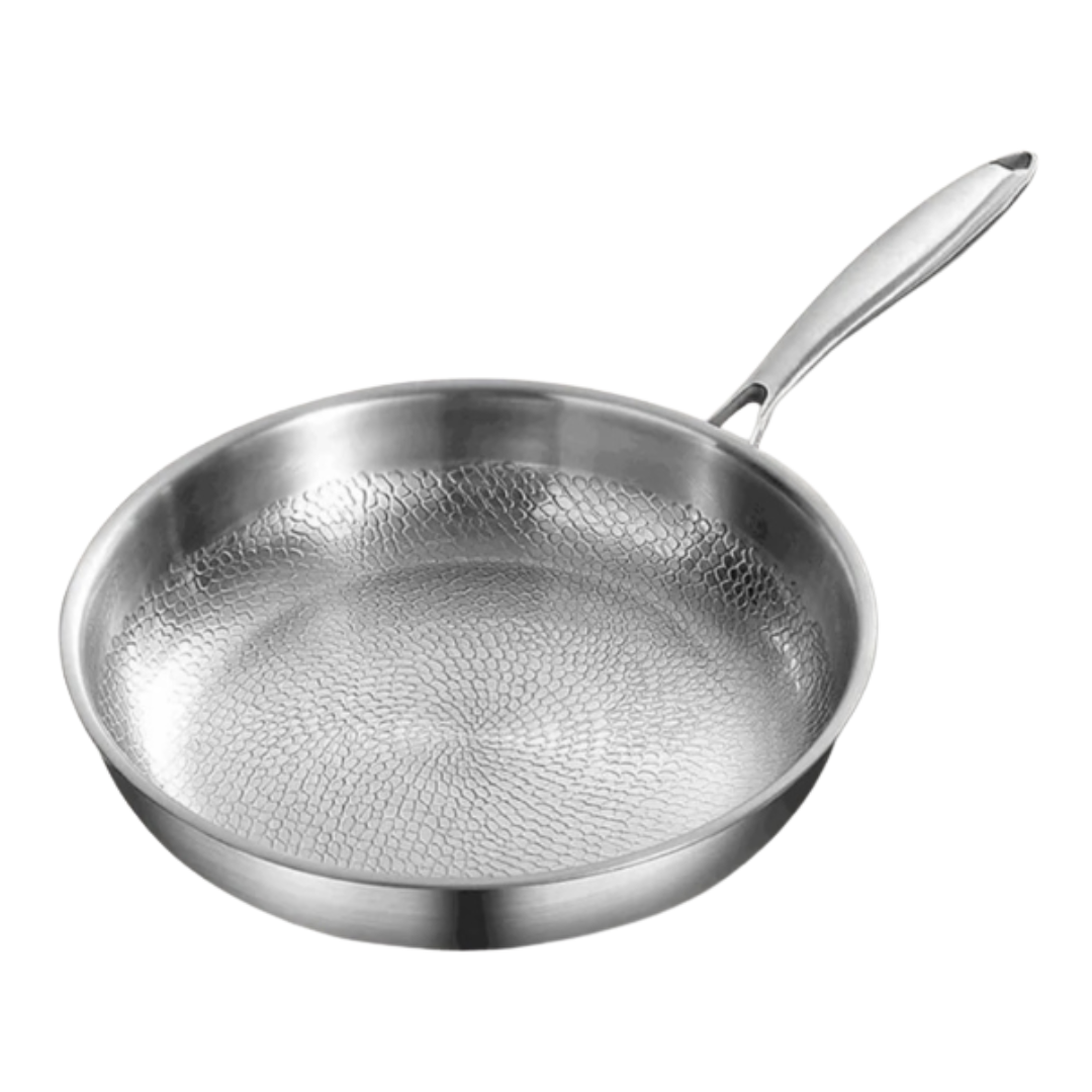 Titanstekpanna för induktion med elegant hammarslagsfinish. Perfekt giftfritt köksredskap för matlagning i silver.