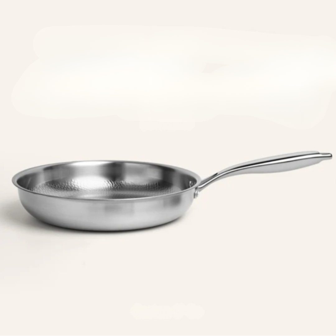 Hållbar titanstekpanna i silver för induktionshällar. Vacker hammarslagen design, idealisk för daglig matlagning.