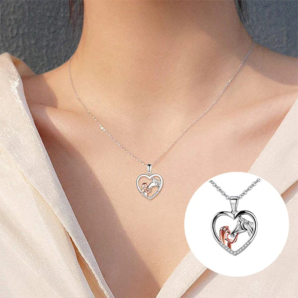 "Tjej och häst halsband i rostfritt stål, elegant design för hästälskare, hållbart och justerbart smycke."