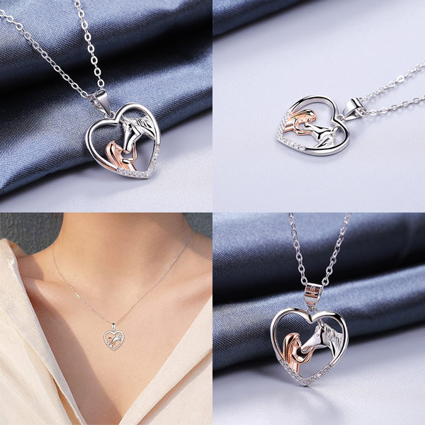 "Tjej och häst halsband i rostfritt stål, elegant design för hästälskare, hållbart och justerbart smycke."