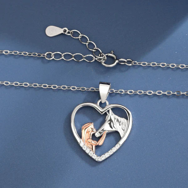 "Tjej och häst halsband i rostfritt stål, elegant design för hästälskare, hållbart och justerbart smycke."