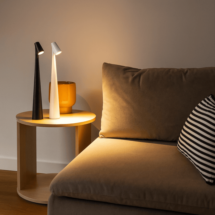 Elegant uppladdningsbar LED bordslampa. Trådlös, dimbar för stämningsfull inomhus- och utomhusbelysning.