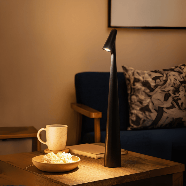 Designad för hemmet: Trådlös dimbar LED bordslampa. Portabel lösning för elegant belysning.