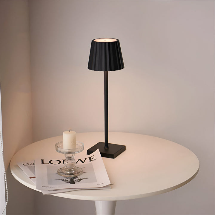 Dimbar LED lampa för heminredning. Mjukt sken, trådlös och uppladdningsbar med USB-C.