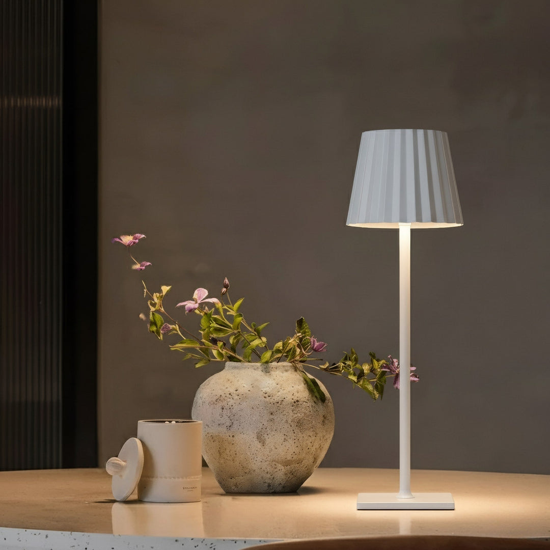 Elegant modern bordslampa med trådlös LED. Dimbar för stämningsfull belysning i hemmet.