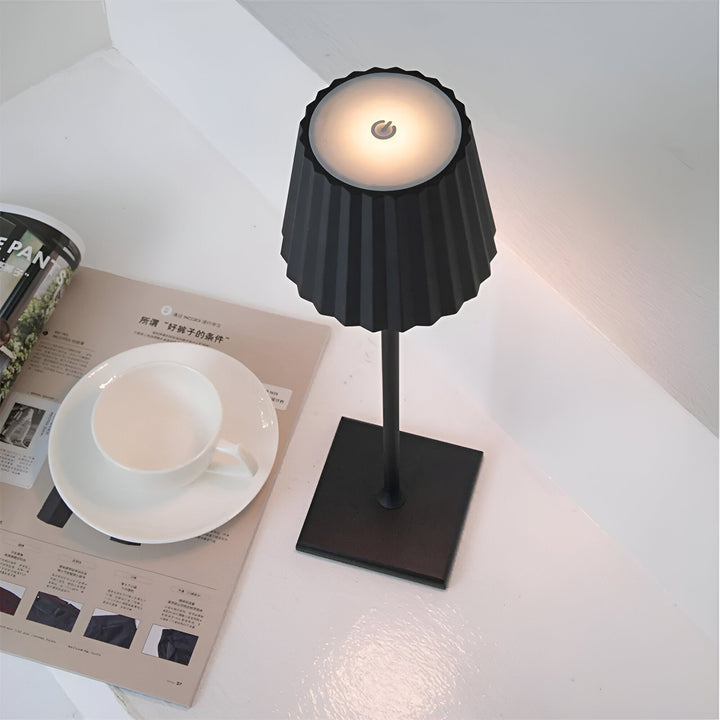 Trådlös LED bordslampa, laddbar via USB-C. Perfekt som sänglampa eller flexibel inredningsdetalj.