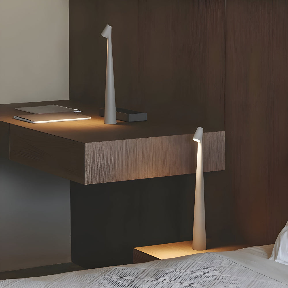 Batteridriven trådlös LED bordslampa. Uppladdningsbar, portabel belysning för hem och uteplats.
