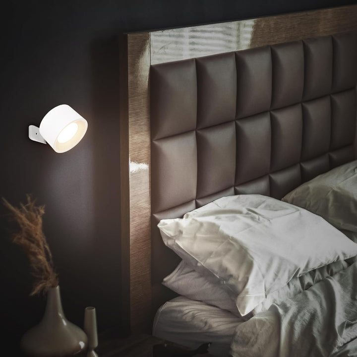 Kompakt trådlös LED-lampa med rörelsesensor. Uppladdningsbar via USB-C, perfekt som flexibel nattlampa.
