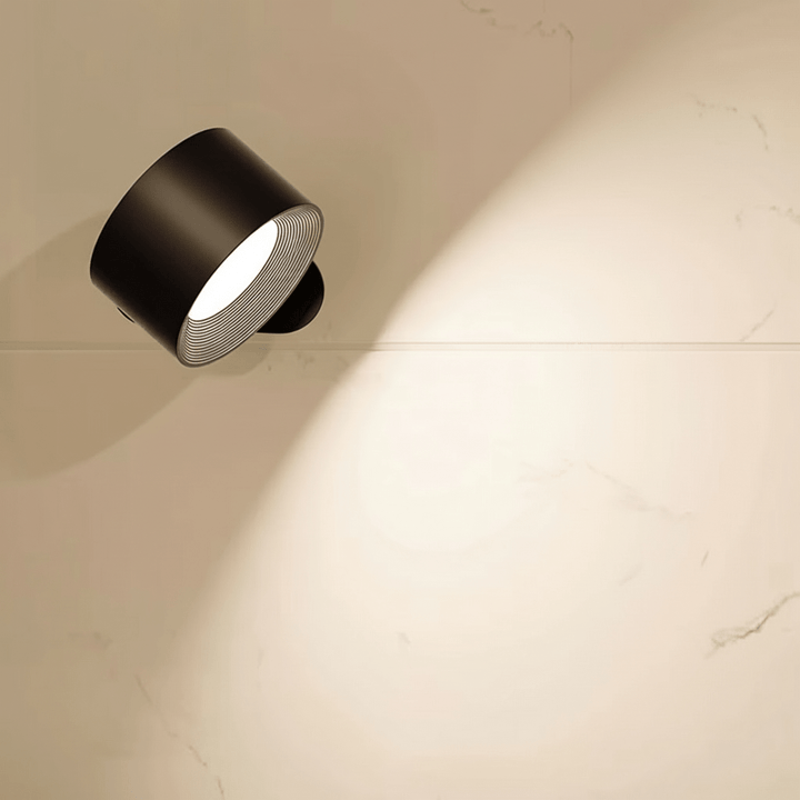Laddbar LED-vägglampa i nordisk design, trådlös och modern. Styrs bekvämt med medföljande fjärrkontroll.