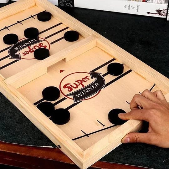 Trä ishockeyspel för snabba puckstrider. Familjespel i trä, perfekt för spelkvällen.