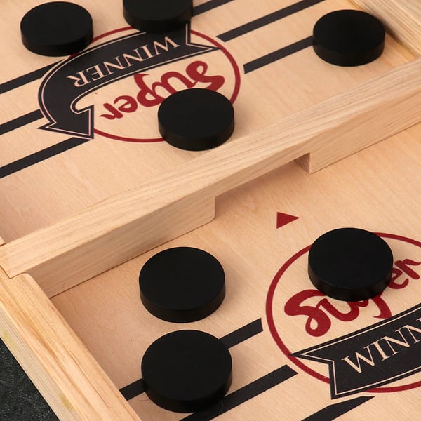 Barn & vuxna spelar Trä Ishockeyspel. Ett roligt familjespel i trä för oförglömliga spelkvällar.