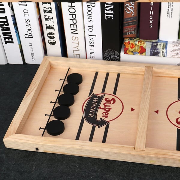 Överblick av Trä Ishockeyspel, ett spännande puckspel. Perfekt presenttips & inomhusspel för hela familjen.