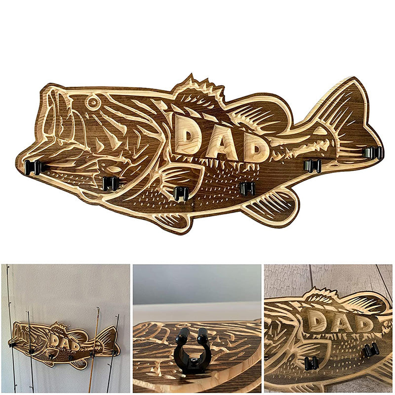 "Trä fiskespöhållare väggmonterad för sportfiskare, rymmer sex spön, elegant design perfekt för stuga eller sjöhus."