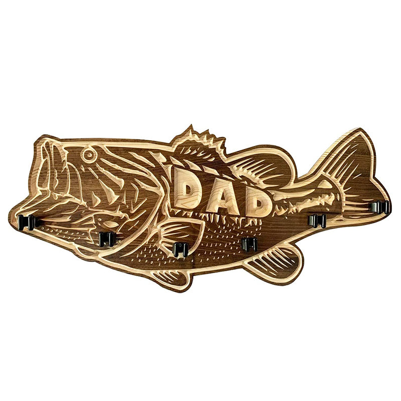 "Trä fiskespöhållare väggmonterad för sportfiskare, rymmer sex spön, elegant design perfekt för stuga eller sjöhus."