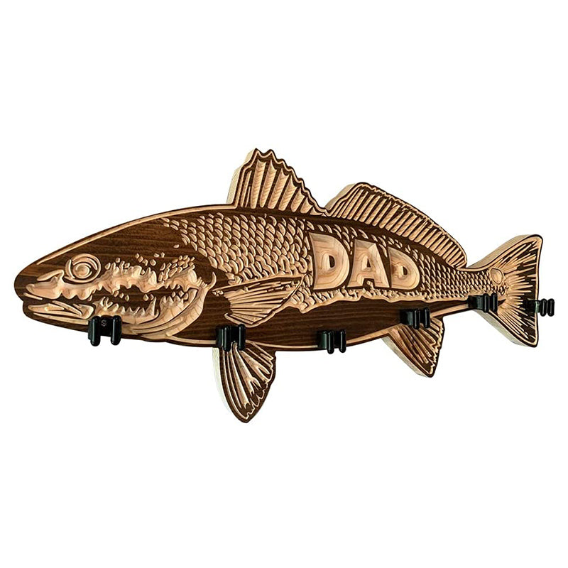 "Trä fiskespöhållare väggmonterad för sportfiskare, rymmer sex spön, elegant design perfekt för stuga eller sjöhus."