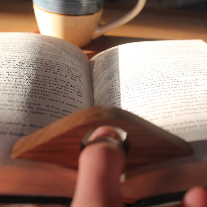 Trä pressbokläsare i elegant valnöt för enhandshantering, med slät yta och rundade kanter, ideal för bokälskare.