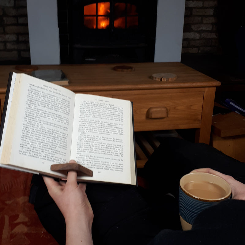 Trä pressbokläsare i elegant valnöt för enhandshantering, med slät yta och rundade kanter, ideal för bokälskare.