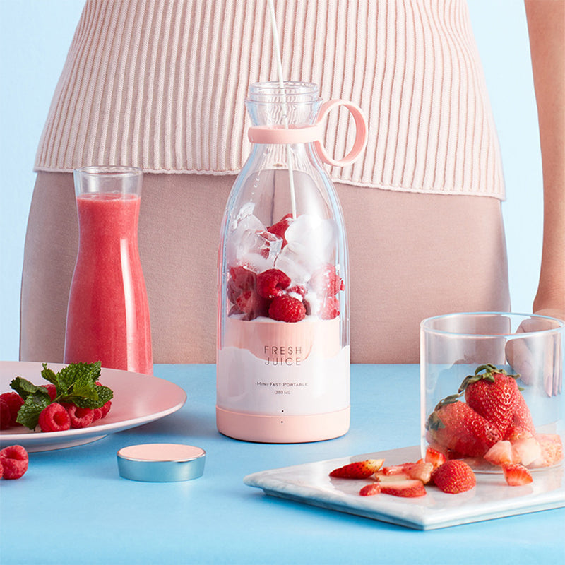 "Trådlös bärbar mixer i BPA-fri plast, kompakt design med stark motor, perfekt för färgglada smoothies och enkel transport."