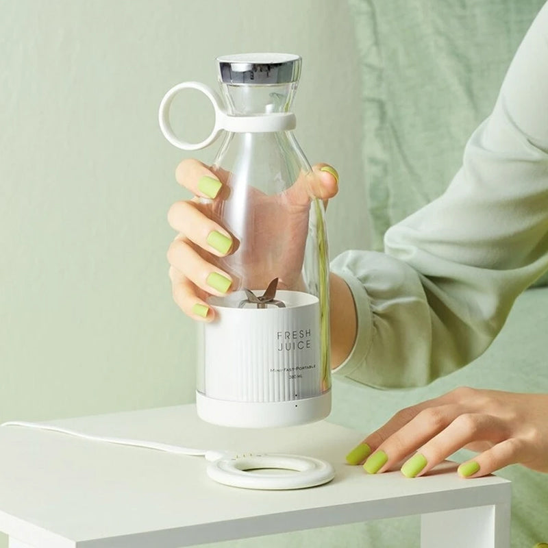 "Trådlös bärbar mixer i BPA-fri plast, kompakt design med stark motor, perfekt för färgglada smoothies och enkel transport."