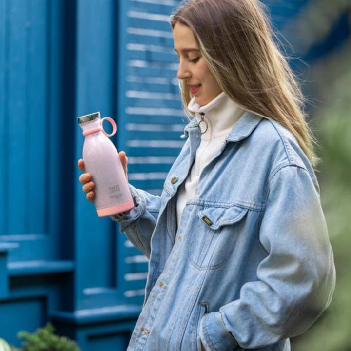 "Trådlös bärbar mixer i BPA-fri plast, kompakt design med stark motor, perfekt för färgglada smoothies och enkel transport."