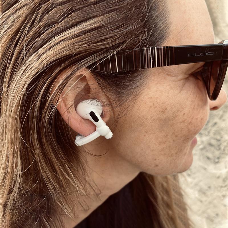 "Trådlös hörlursklämma i polykarbonat, säker passform, flera färger, för träning med trådlösa hörlurar som Airpods."