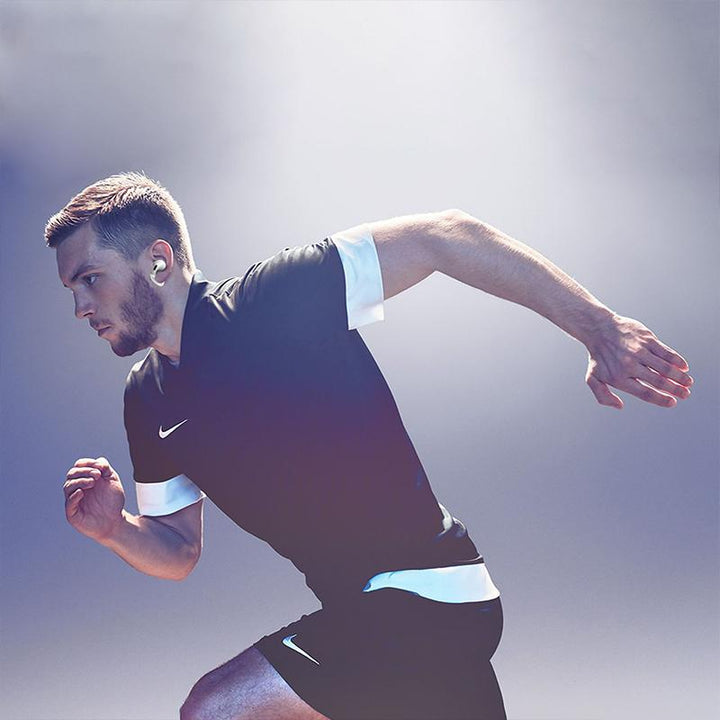 "Trådlös hörlursklämma i polykarbonat, säker passform, flera färger, för träning med trådlösa hörlurar som Airpods."