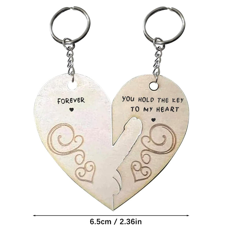 "Trähjärta nyckelringar för par, symboliserar kärlek. Perfekt gåva till alla hjärtans dag eller betydelsefull present."
