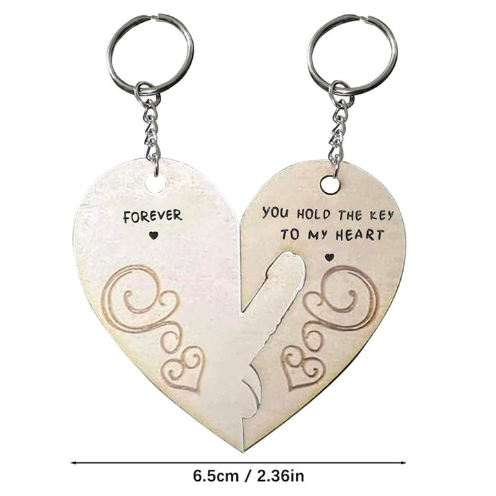 "Trähjärta nyckelringar för par, symboliserar kärlek. Perfekt gåva till alla hjärtans dag eller betydelsefull present."