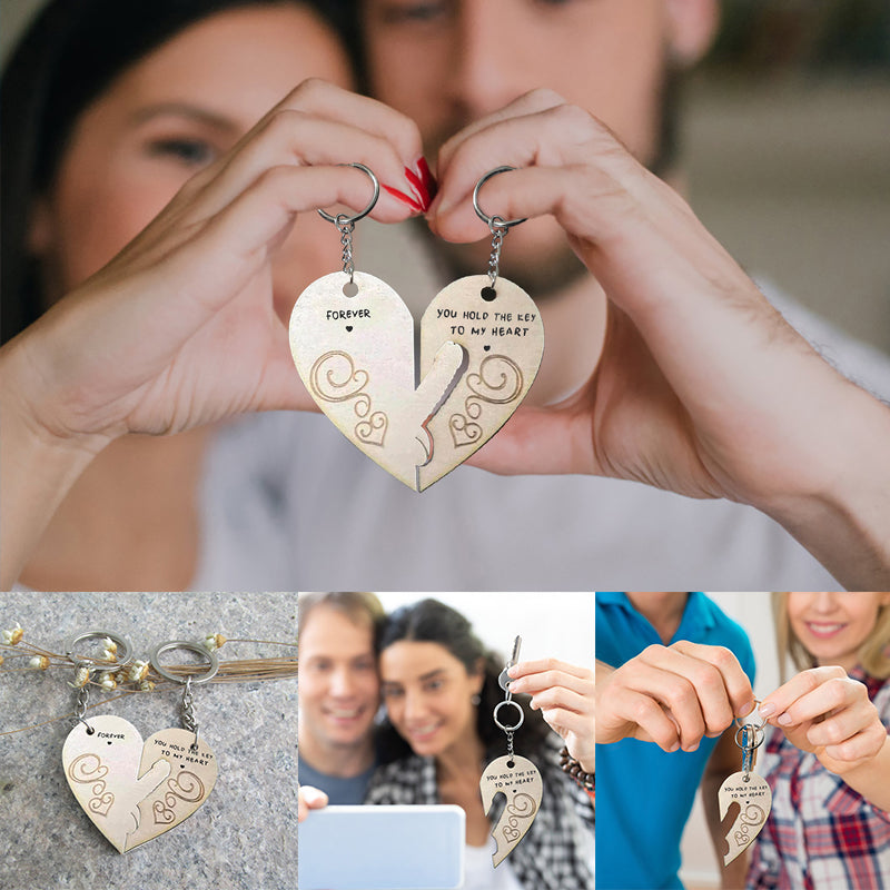 "Trähjärta nyckelringar för par, symboliserar kärlek. Perfekt gåva till alla hjärtans dag eller betydelsefull present."