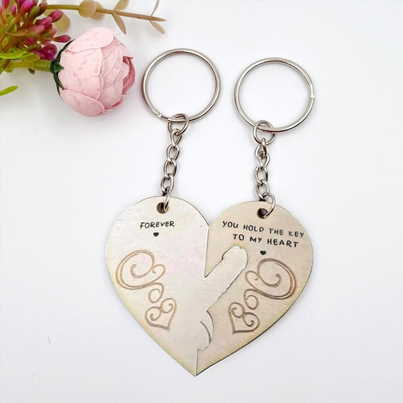 "Trähjärta nyckelringar för par, symboliserar kärlek. Perfekt gåva till alla hjärtans dag eller betydelsefull present."