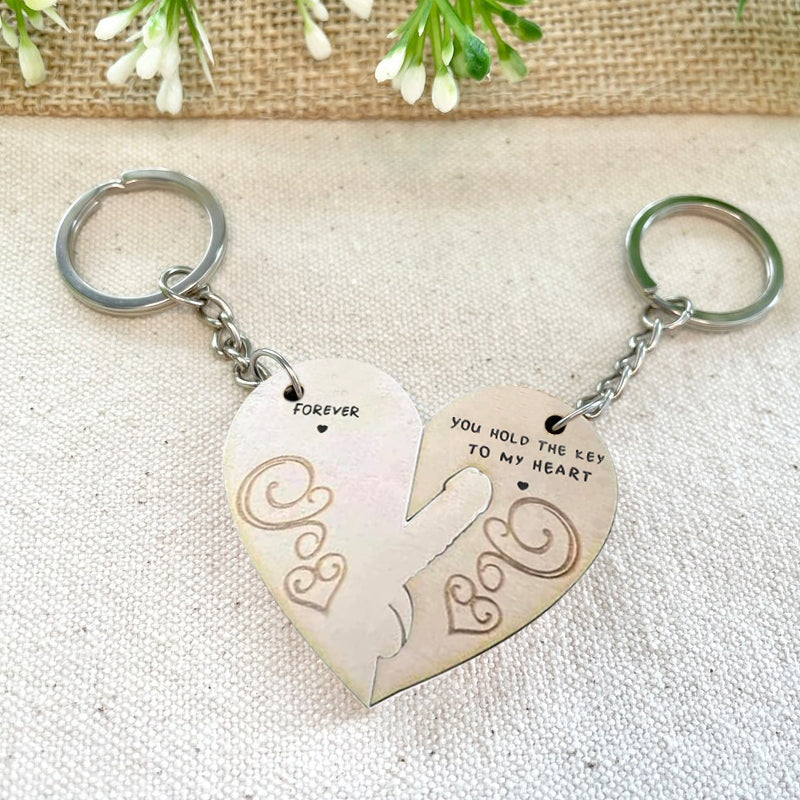 "Trähjärta nyckelringar för par, symboliserar kärlek. Perfekt gåva till alla hjärtans dag eller betydelsefull present."