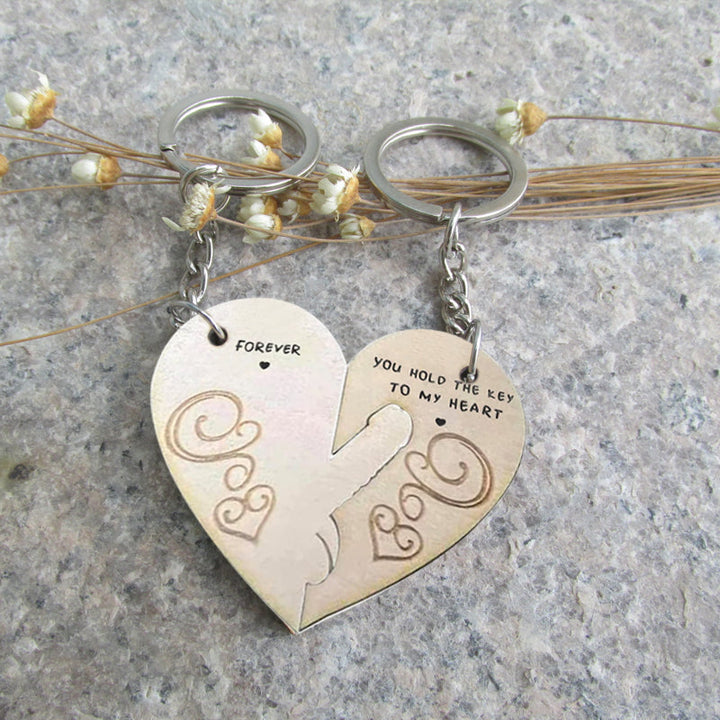 "Trähjärta nyckelringar för par, symboliserar kärlek. Perfekt gåva till alla hjärtans dag eller betydelsefull present."