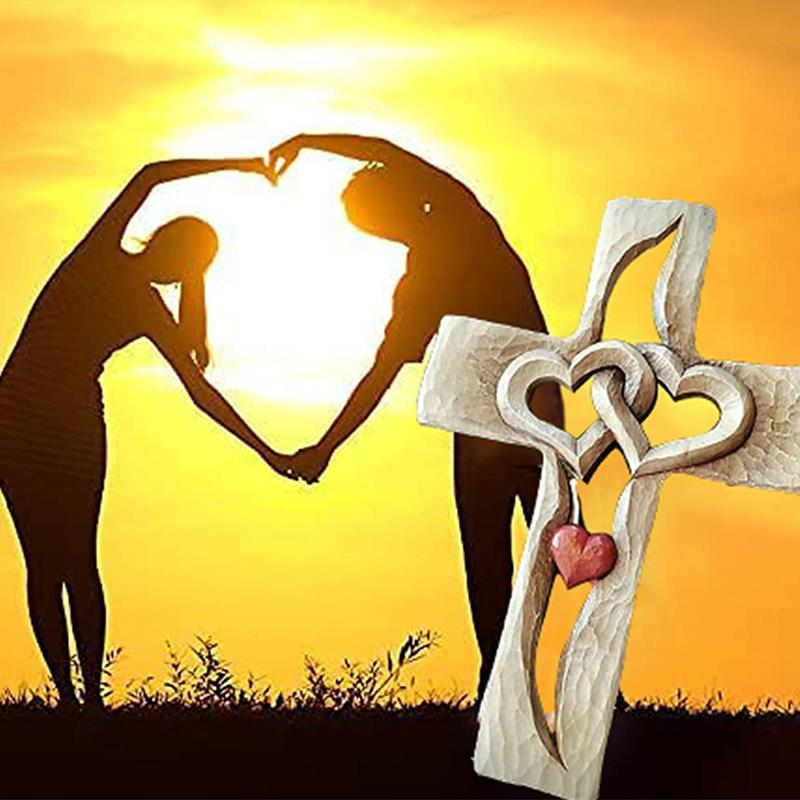 "Träkors med sammanflätade hjärtan, snidat av furuträ för dekoration, symboliserar evig kärlek i hemmet."