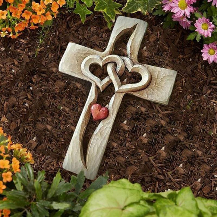 "Träkors med sammanflätade hjärtan, snidat av furuträ för dekoration, symboliserar evig kärlek i hemmet."