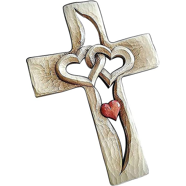 "Träkors med sammanflätade hjärtan, snidat av furuträ för dekoration, symboliserar evig kärlek i hemmet."