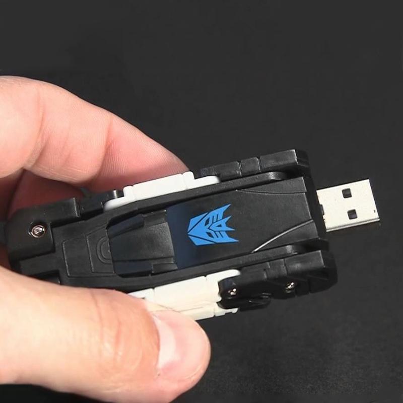 "Transformer USB-minne i lejonform med svart stilren design, unikt för gadgets och datalagring. Perfekt för Transformer-fans.